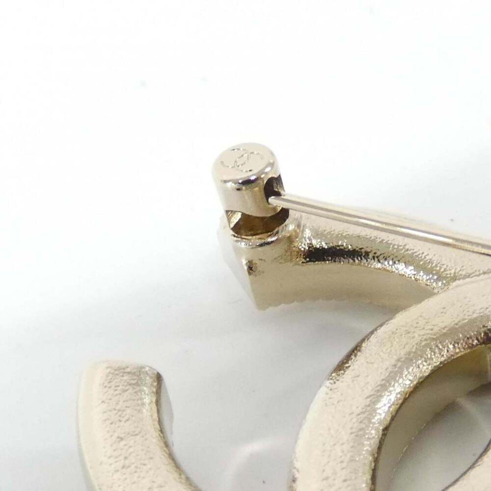 CHANEL White Brooch - Picture 3 of 3